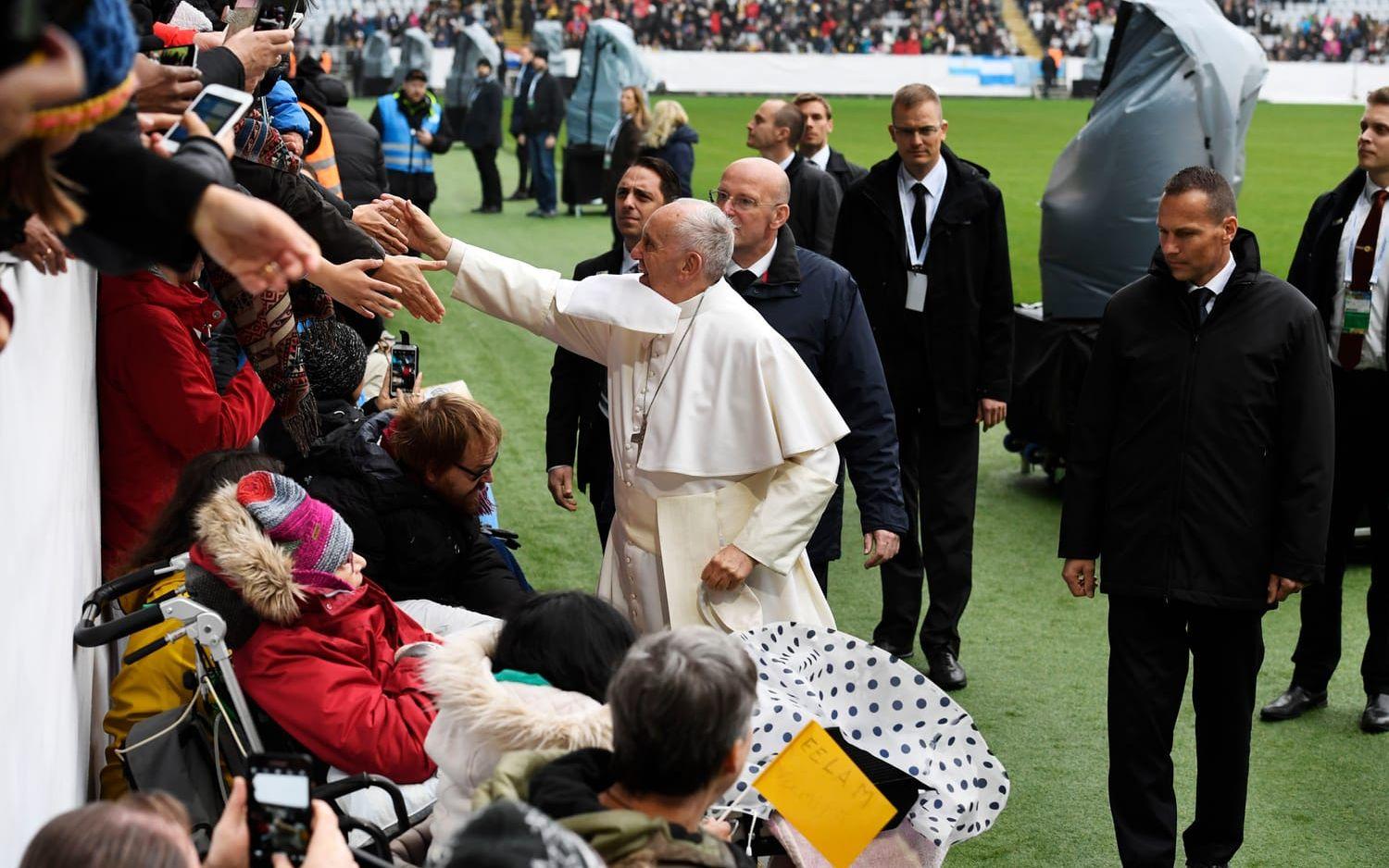Påve Franciskus anländer till Swedbank arena inför den katolska mässan ska hållas under förmiddagen. Foto: Jonas Ekströmer / TT
