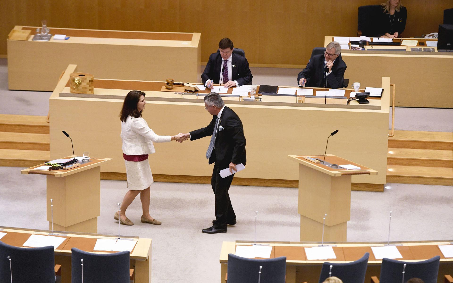 STOCKHOLM 20200212
Utrikesminister Ann Linde (S) och Hans Wallmark (M) debatterar under den utrikespolitiska debatten i i riksdagen i Stockholm.
Foto: Ali Lorestani / TT kod 11950