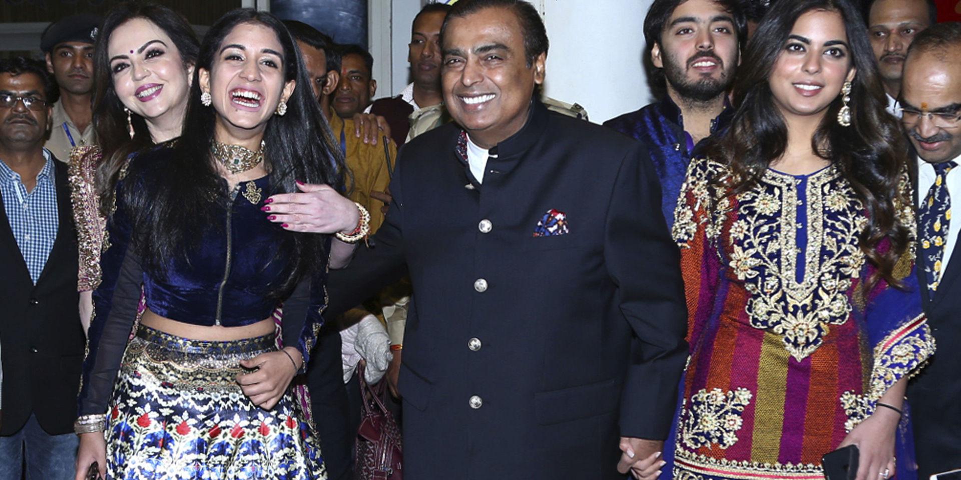 Mukesh Ambani omgiven av familjen  (hustrun Nita Ambani bakom honom till vänster, dottern Isha Ambani till höger, sonen Anant Ambani bakom och Radhika Merchant, längst fram till vänster) kommer till bröllopet mellan Bollywood-skådespelaren Priyanka Chopra och artisten Nick Jonas i slutet av november. (AP Photo/Sunil Verma)