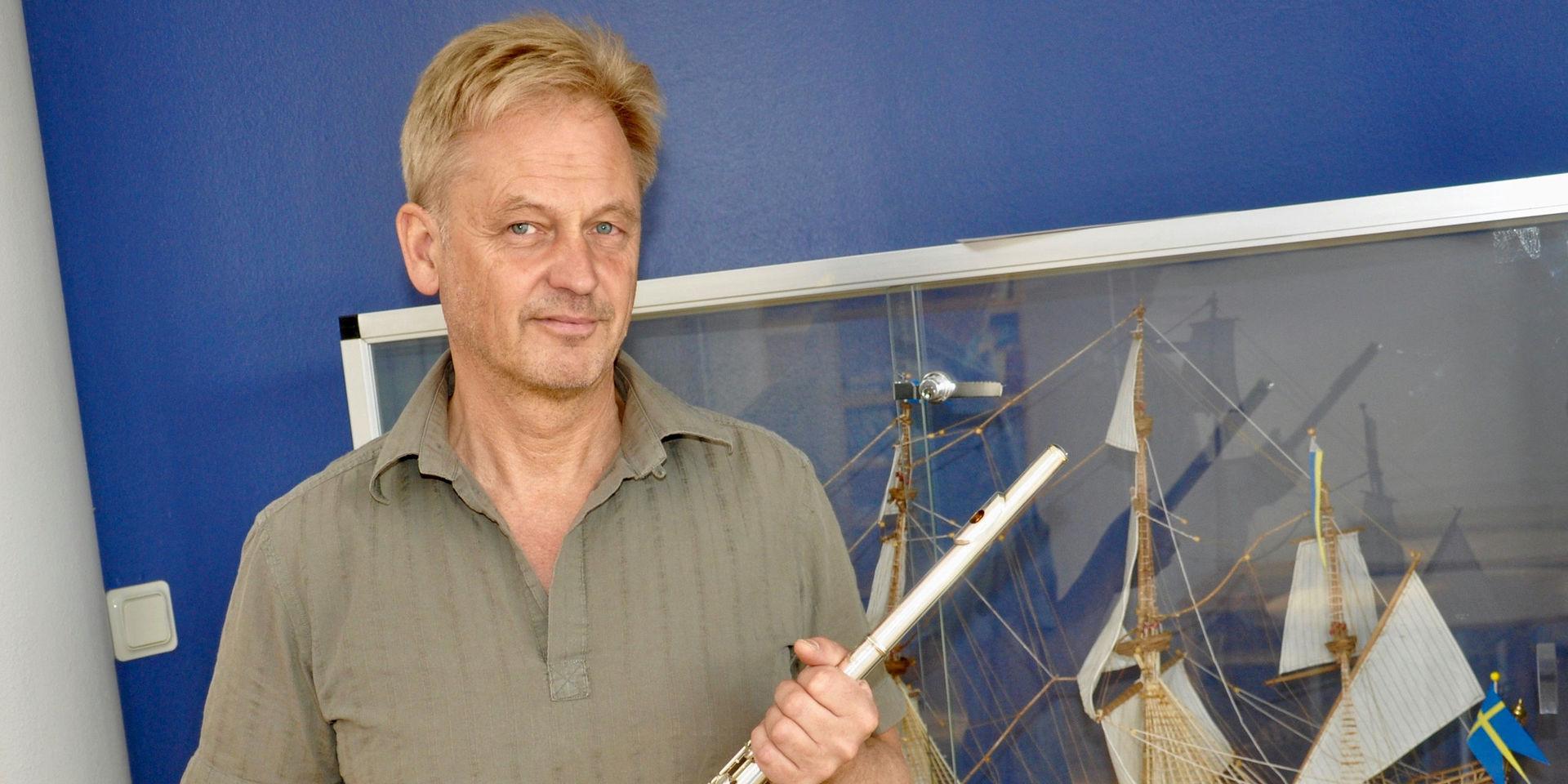 Klas Gerle, rektor på Sinclairs estetprogram, har två stora passioner i livet, musiken, där tvärflöjten är hans huvudinstrument, och segling.