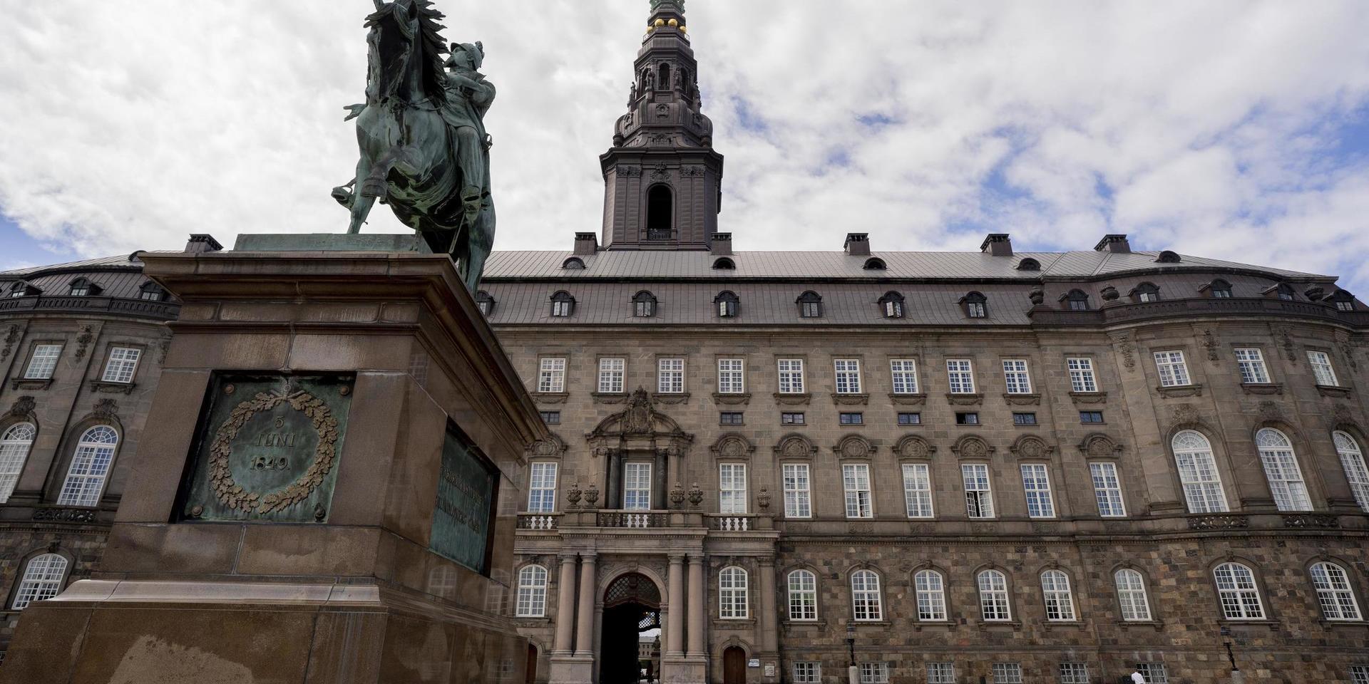 Christiansborg i Köpenhamn, där folketinget stiftar danska lagar. Arkivbild.