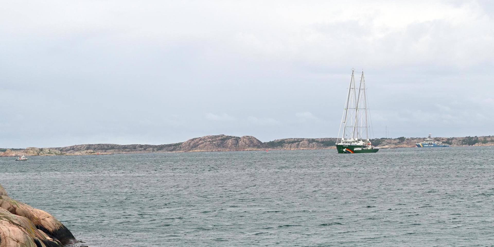 I 62 timmar blockerade Greenpeace flaggskepp Rainbow Warrior farleden till Preemraffs oljehamn. På söndagen avslutades blockaden – men sex aktivister tog sig in på skyddsområde och greps.