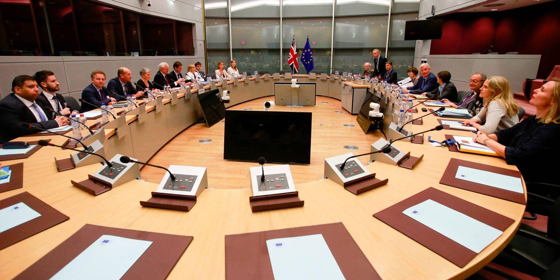 Storbritannien och EU kring förhandlingsbordet i Bryssel.