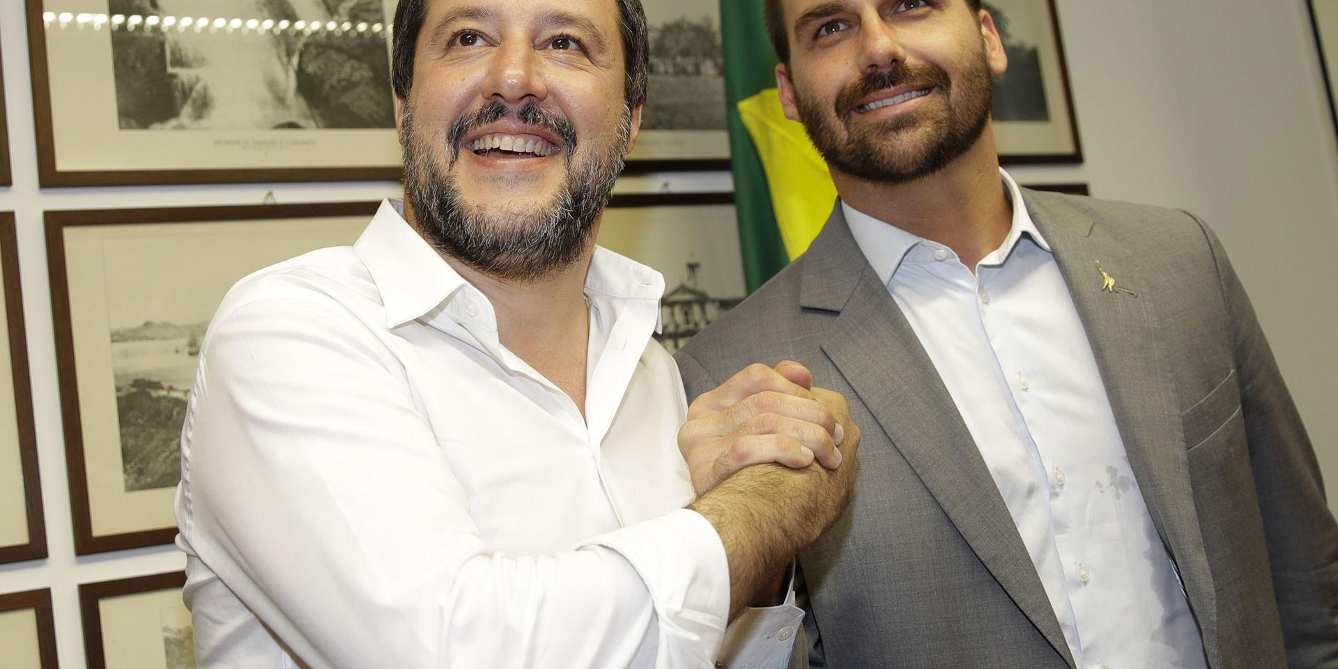 Eduardo Bolsonaro, till höger, tillsammans med Italiens inrikesminister Matteo Salvini. Arkivbild.