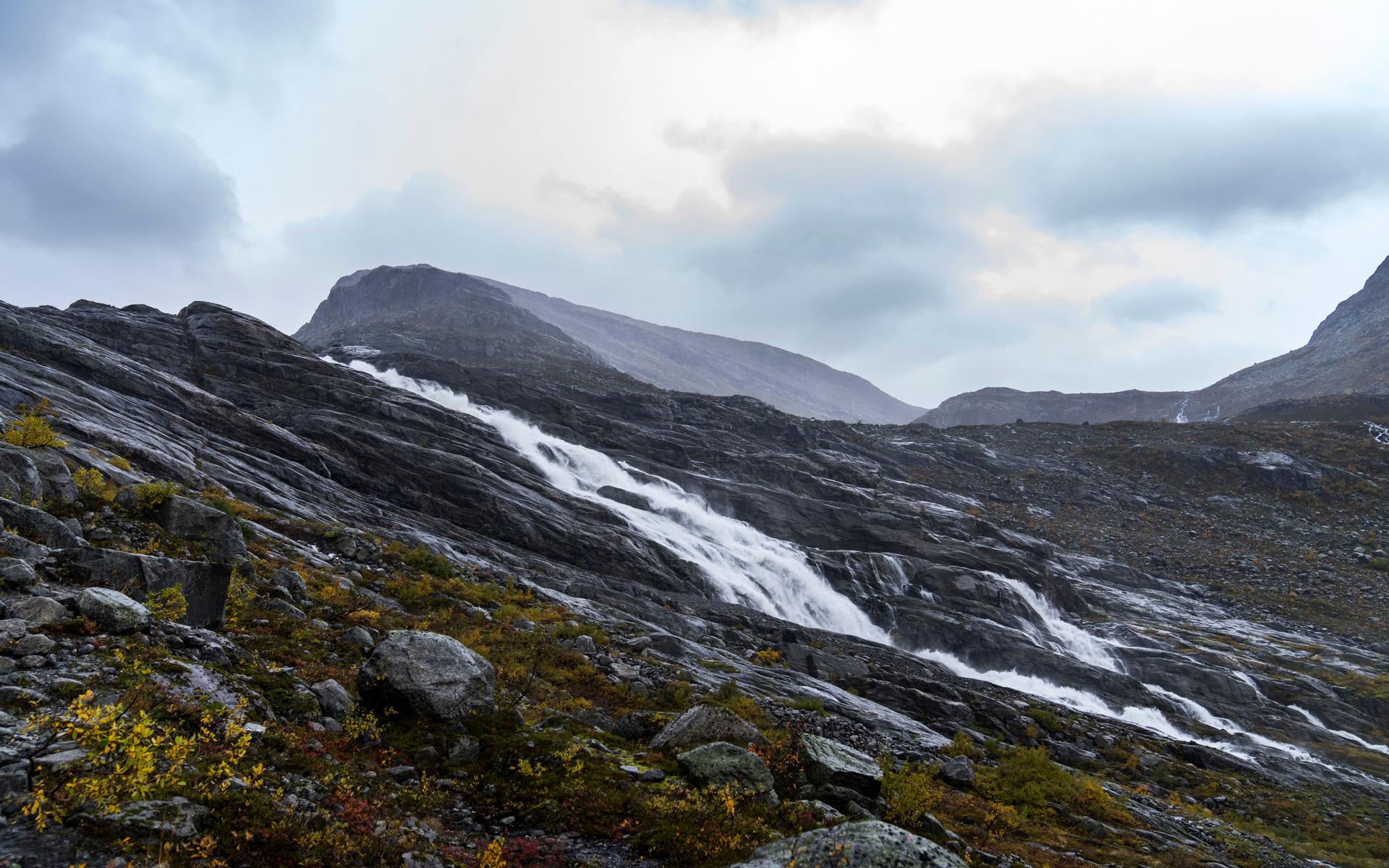 Bergssidan, som tidigare var täckt av is, har slipats av stenar som suttit fast under isen.