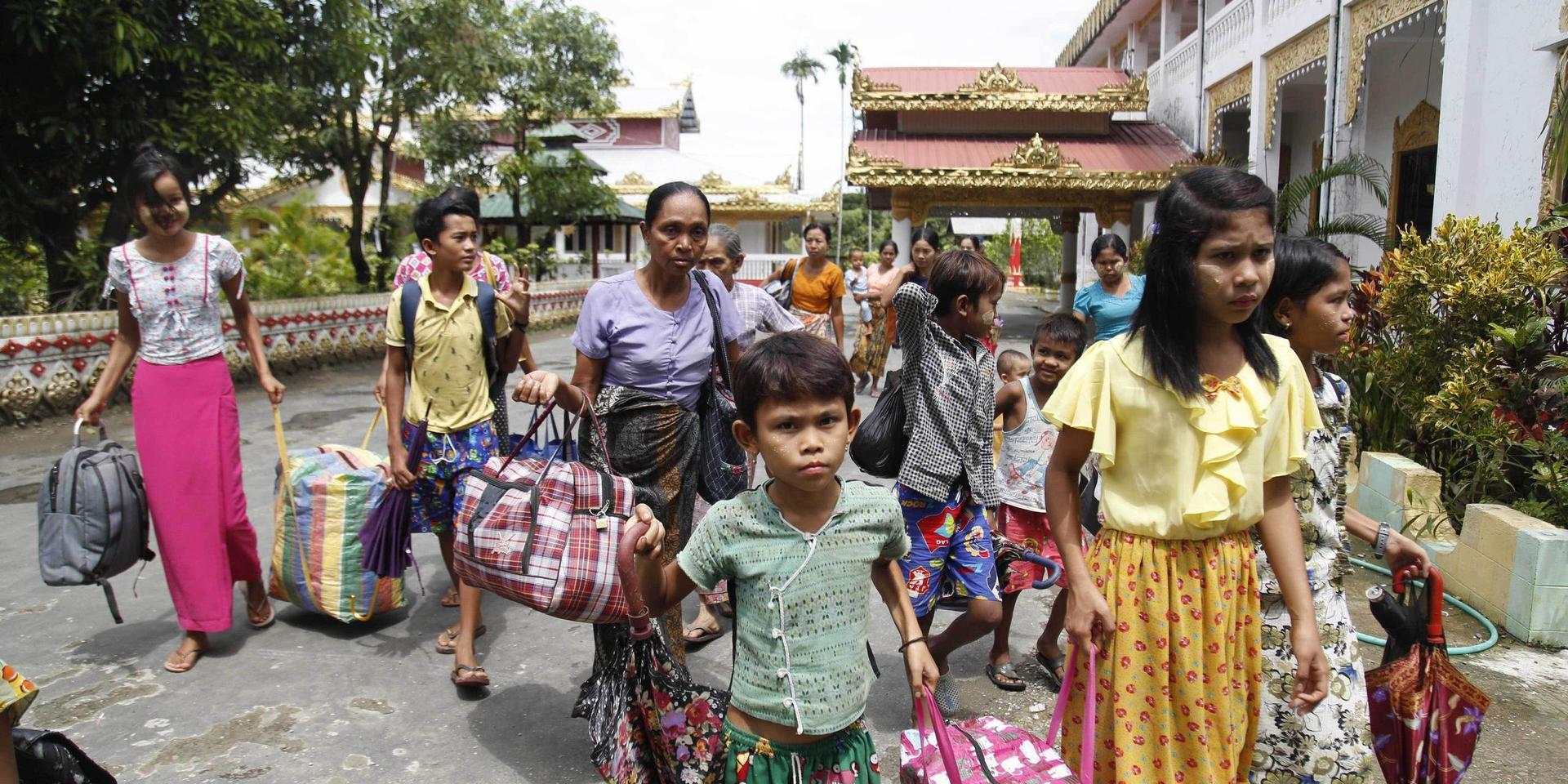 Bybor anländer till ett buddistiskt kloster för att söka skydd, sedan de flytt från sina hem i delstaten Rakhine i Myanmar. 