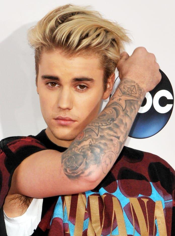 Justin Biebers kropp kryllar av tatueringar, enbart på sin högra arm har han sex separata gaddningar - bland annat en koreansk ansiktsmask och ordet "trust". BILD: Stella Pictures