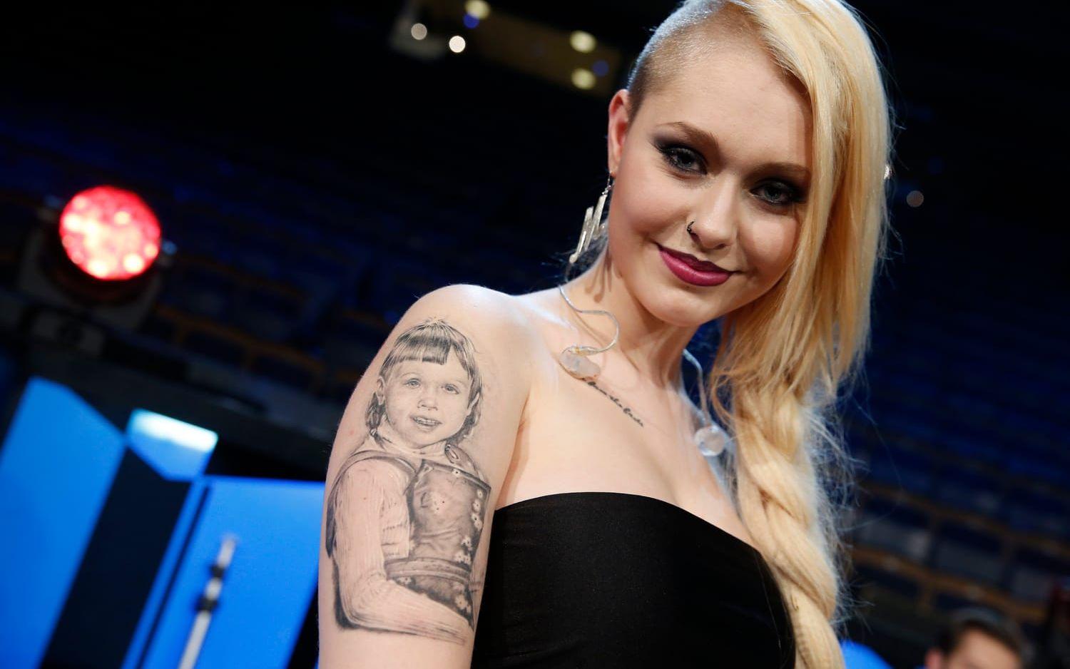 Manda tävlade i Melodifestivalen 2014 och visade upp sin tatuering föreställande mamma Viveca. BILD: TT