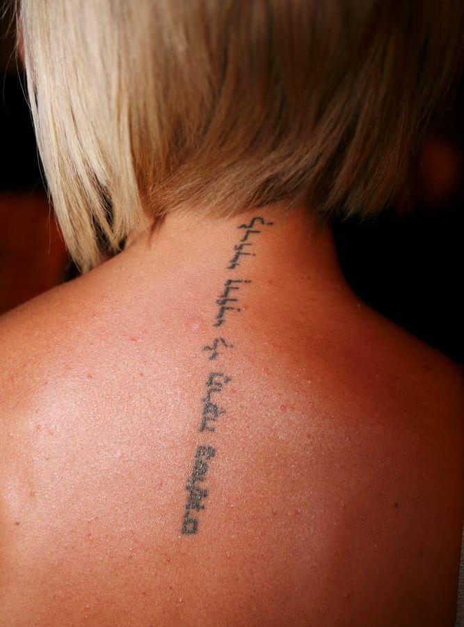 Victoria Beckham visade upp en ny ryggtatuering 2008. Texten är på hebreiska och betyder i sin engelska översättning "I am my beloved’s and my beloved is mine". BILD: TT