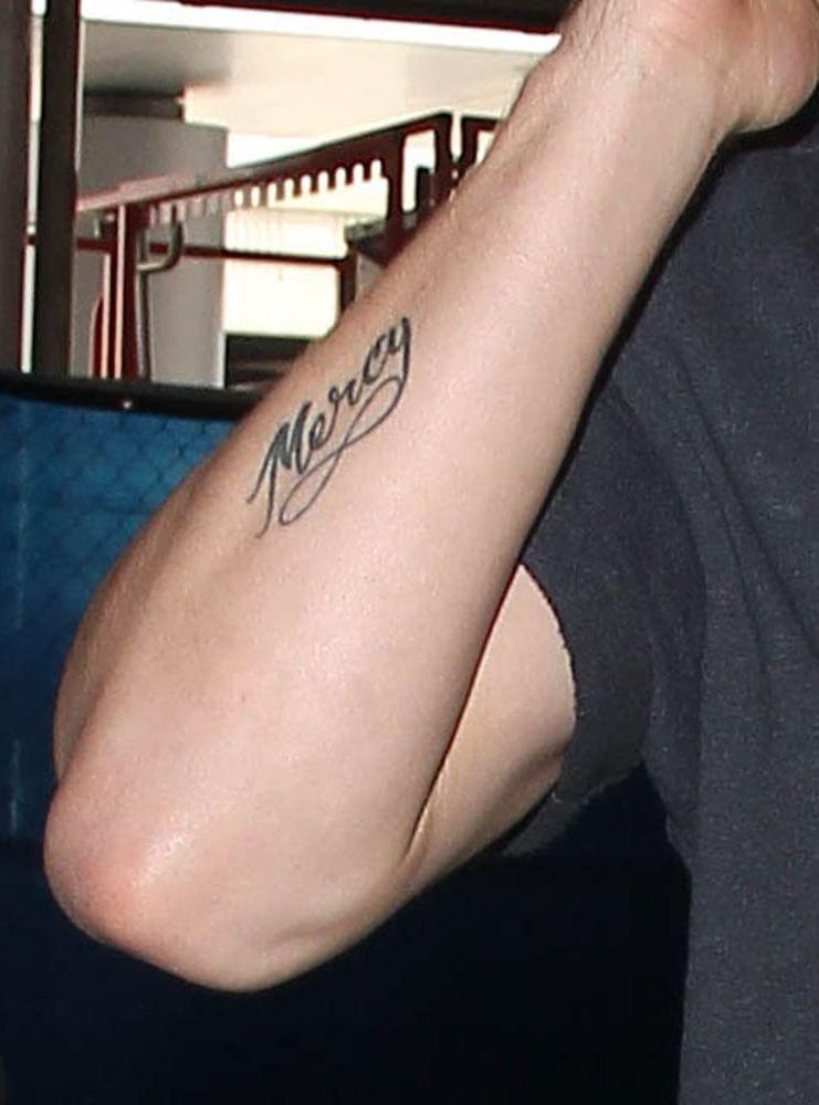När Nick, yngst av bröderna Jonas, fyllde tjugo tatuerade han (utan officiell förklaring) in ordet Mercy på underarmen. BILD: Stella Pictures
