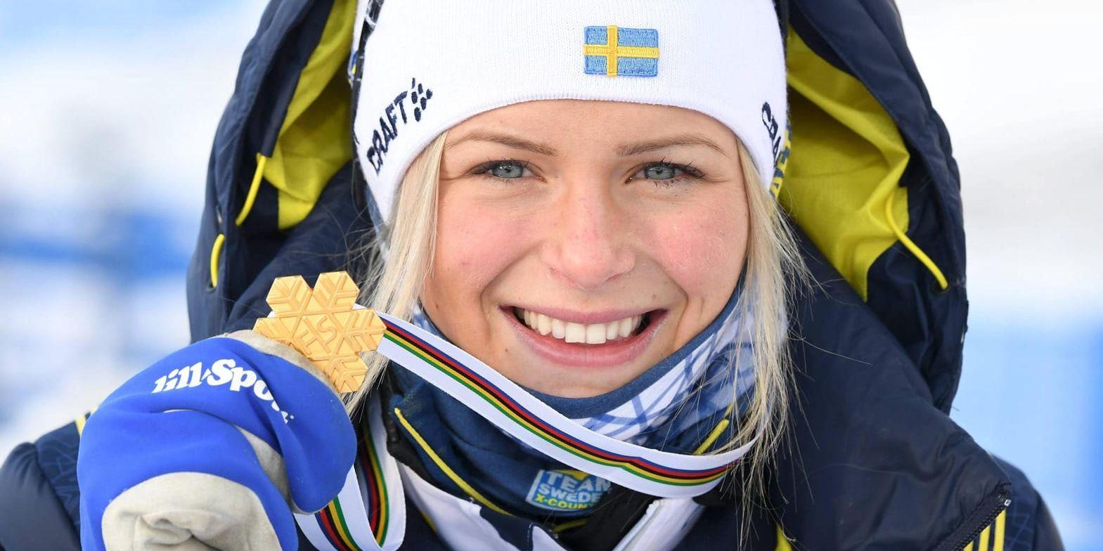 Frida Karlsson med ett av sina JVM-guld.