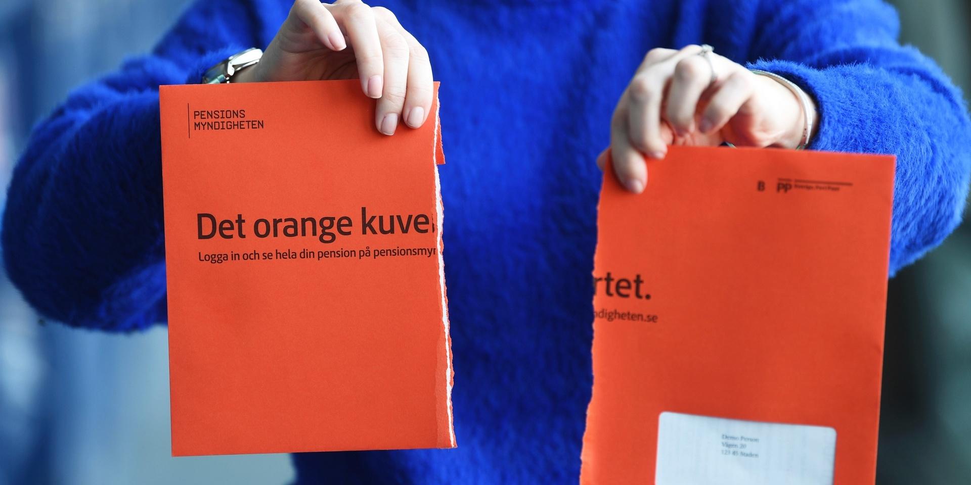 STOCKHOLM 20200207Ett orange kuvert från pensionsmyndigheten med information om pension och underlag för beräkning av pensionsrätter.Foto: Fredrik Sandberg / TT kod 10080
