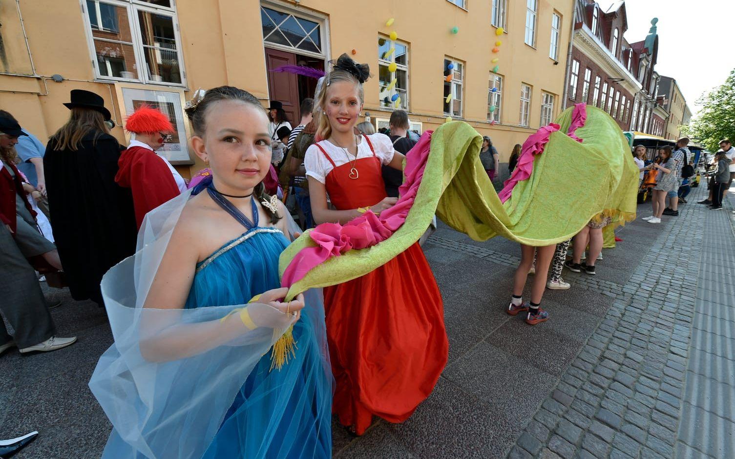 Emily Miro Andersson och Fredrica Forsberg spelar piano i Kulturskolan och fick i årets karneval hjälpa draken med svansen.