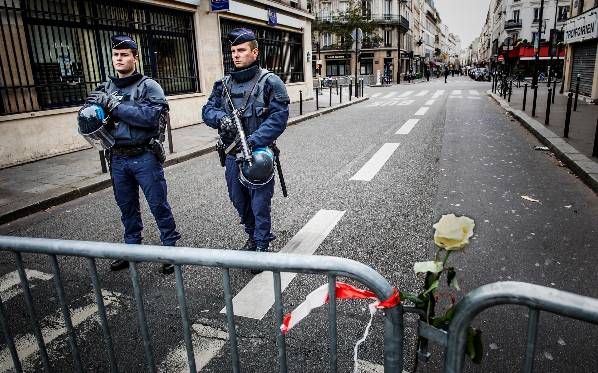Tungt beväpnad polis bevakade gatorna efter terrorattackerna.