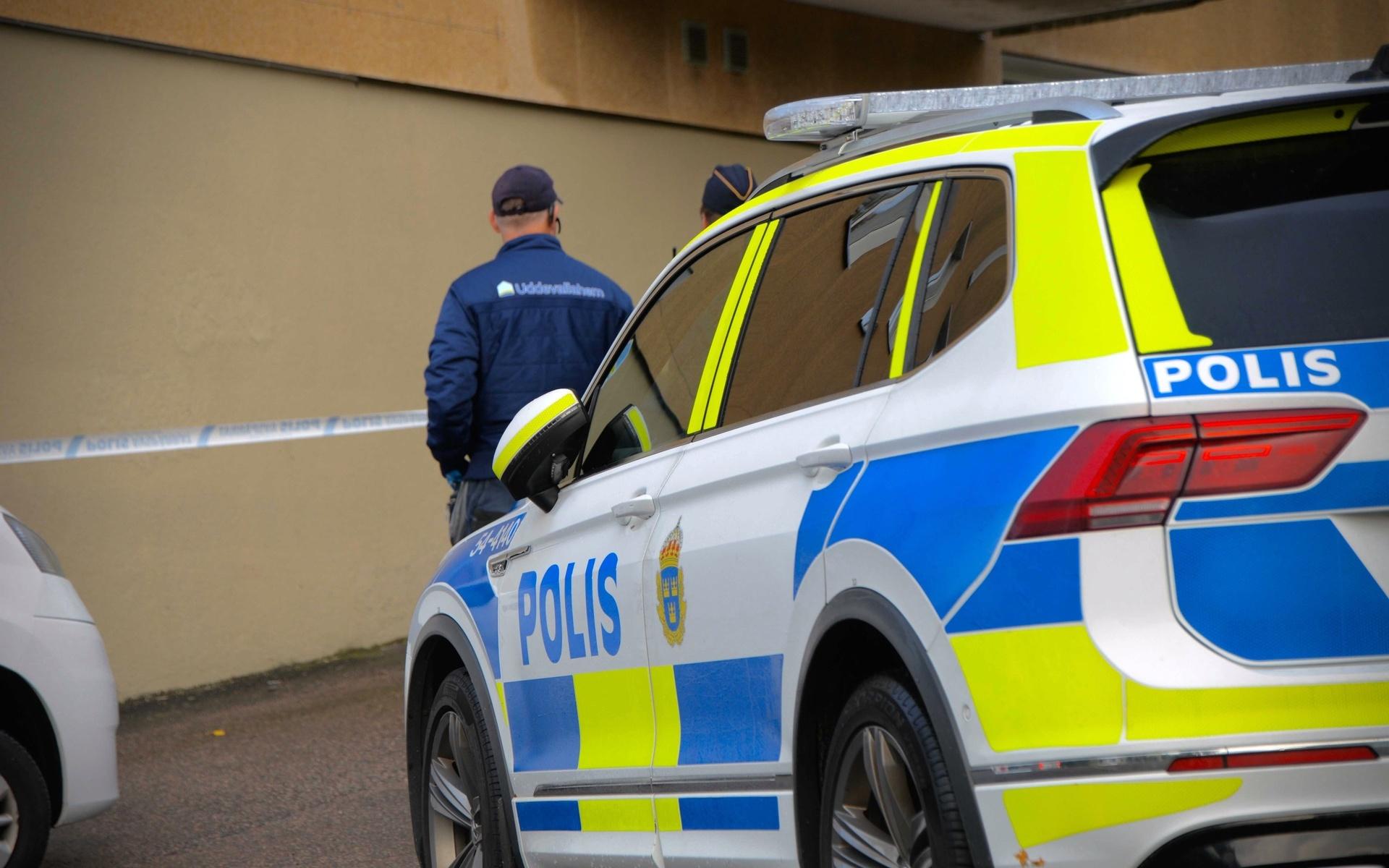 Flera skott avlossades mot en bostad i Uddevalla under måndagsnatten. 