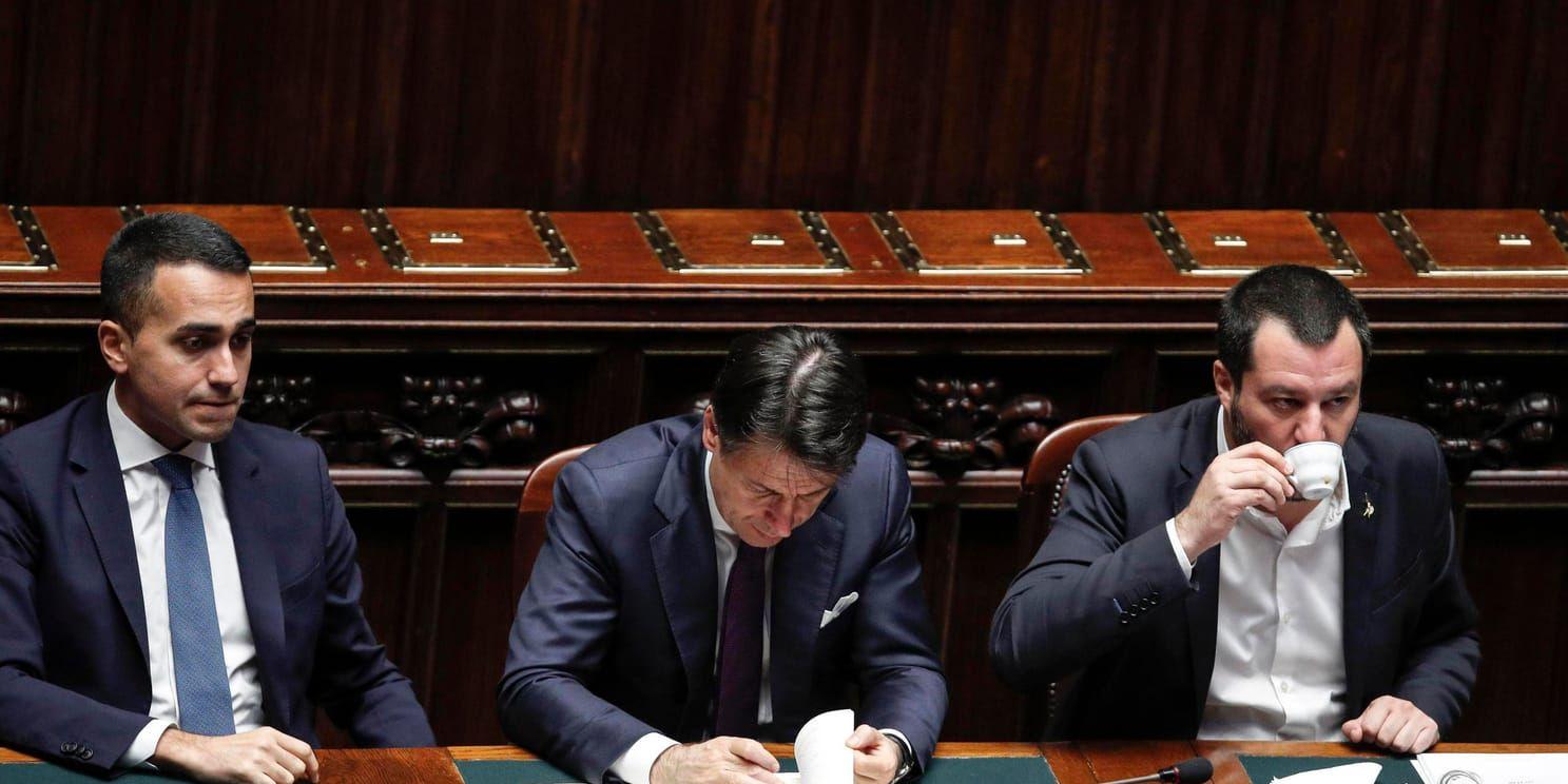 Italiens premiärminister Giuseppe Conte flankerad av Femstjärnerörelsens ledare Luigi Di Maio (vänster) och Legas dito Matteo Salvini (höger). Arkivbild.