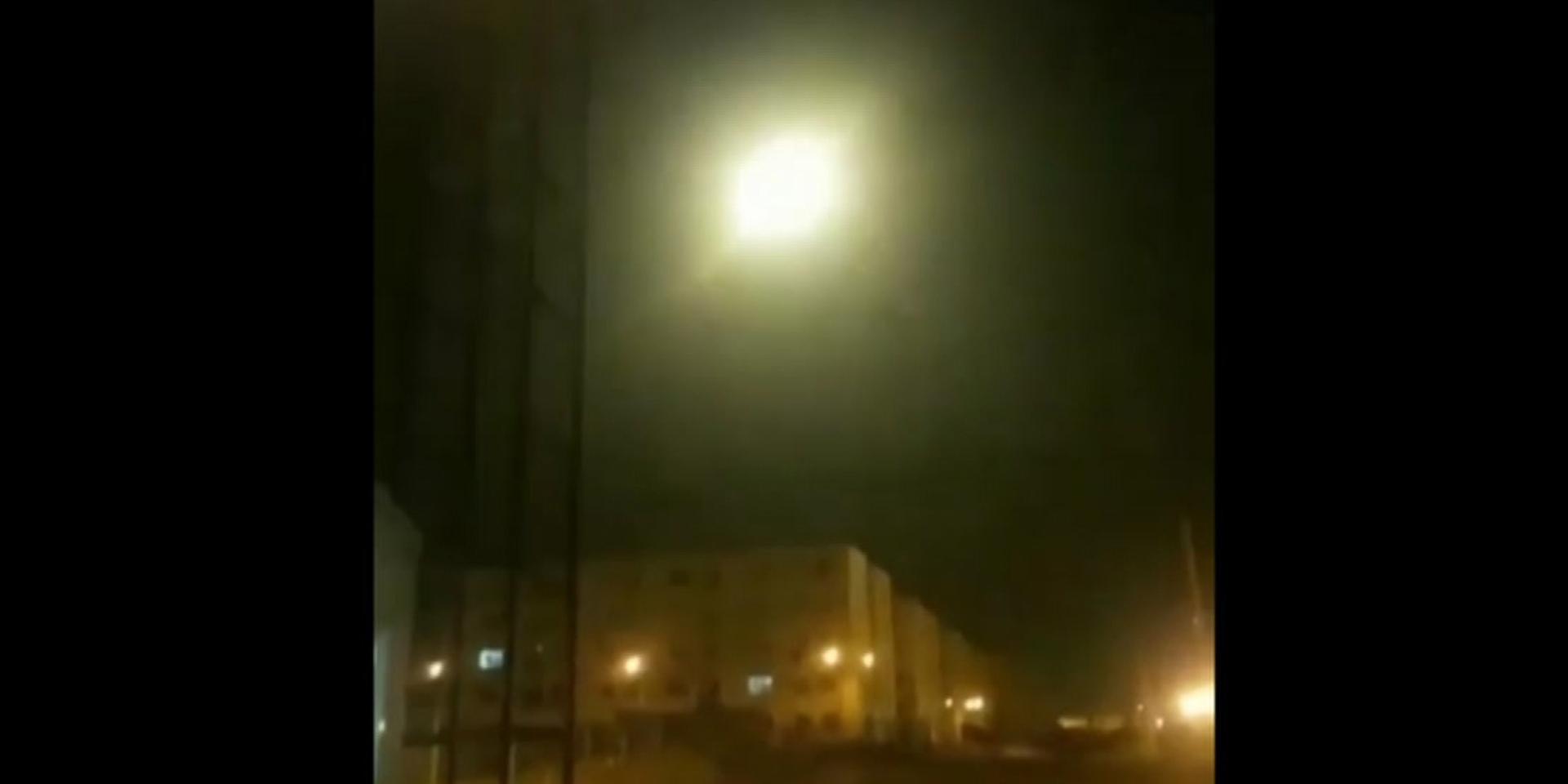 Stillbild ur det först publicerade videoklippet som visar den andra roboten träffa det ukrainska planet efter att det lyft från flygplatsen i Irans huvudstad Teheran.