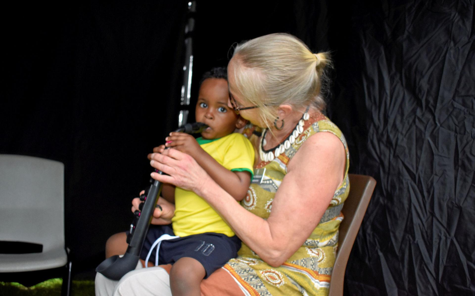 Även tvååriga Majid Mahamad fick testa på att spela saxofon tillsammans med Renée Niklasson.