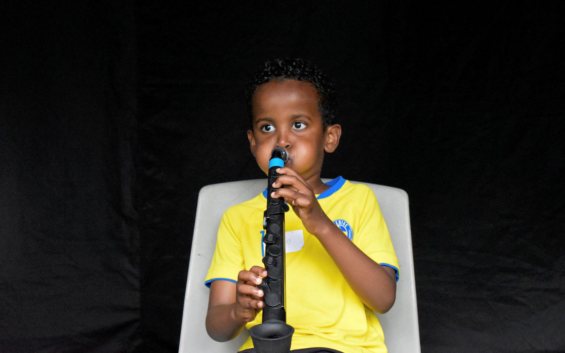 Mohammed Mahamad älskar musik och vill lära sig spela många instrument i framtiden.