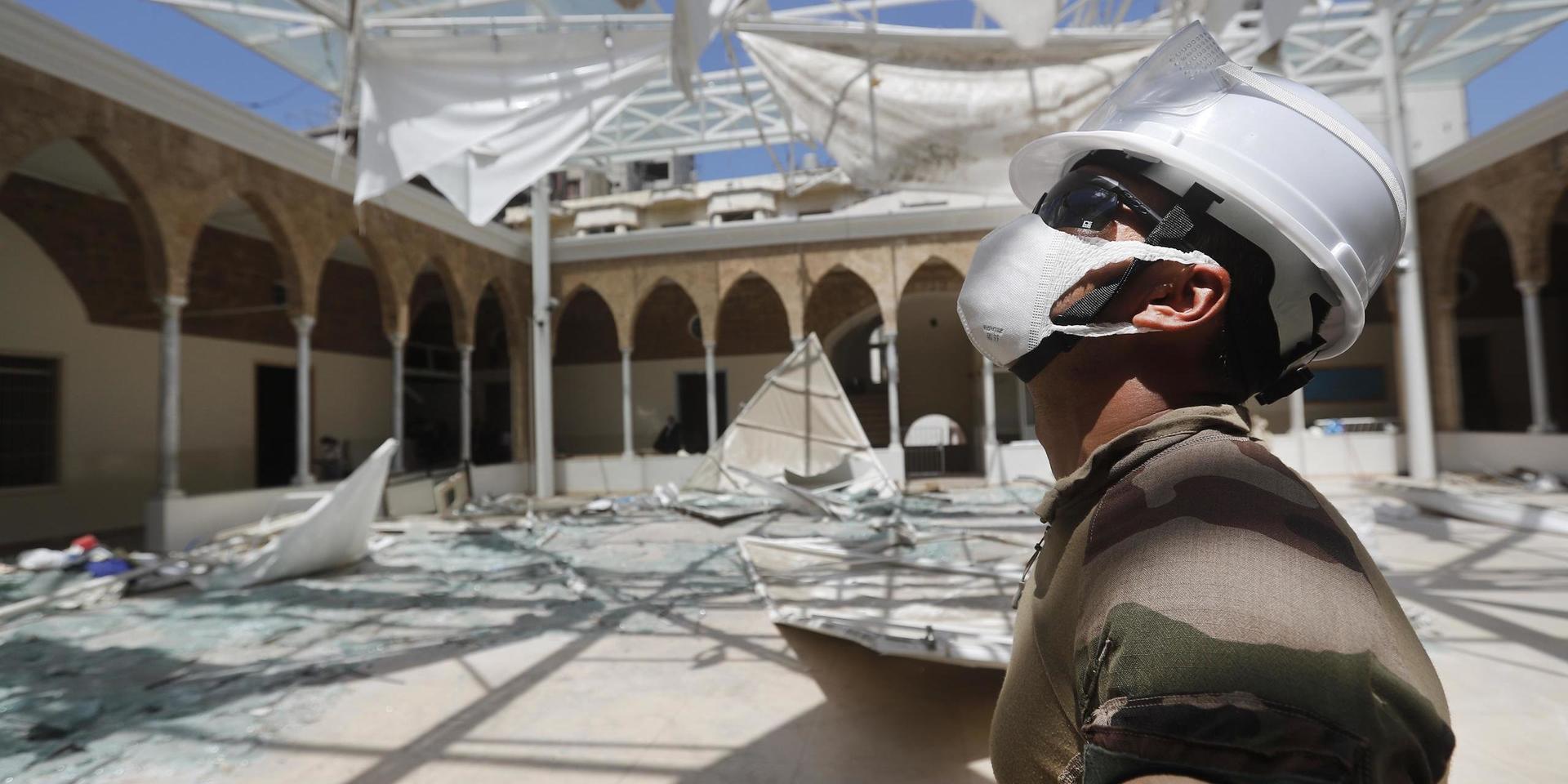 En fransk soldat hjälper till vid uppröjningsarbete vid en skola i Beirut som skadades i explosionen den 4 augusti.