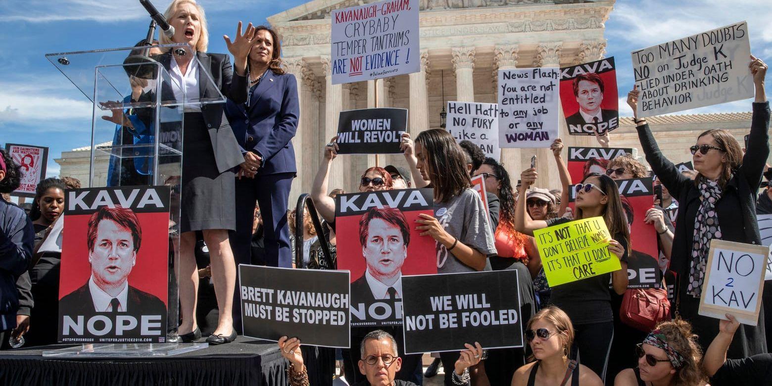 De demokratiska senatorerna och presidentaspiranterna Kirsten Gillibrand och Kamala Harris i höstas, när de talade vid en protest mot president Donald Trumps HD-domarkandidat Brett Kavanaugh (som senare godkändes).