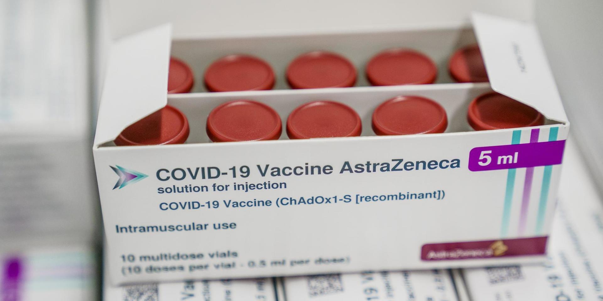 Lådor med Astra Zenecas vaccin.