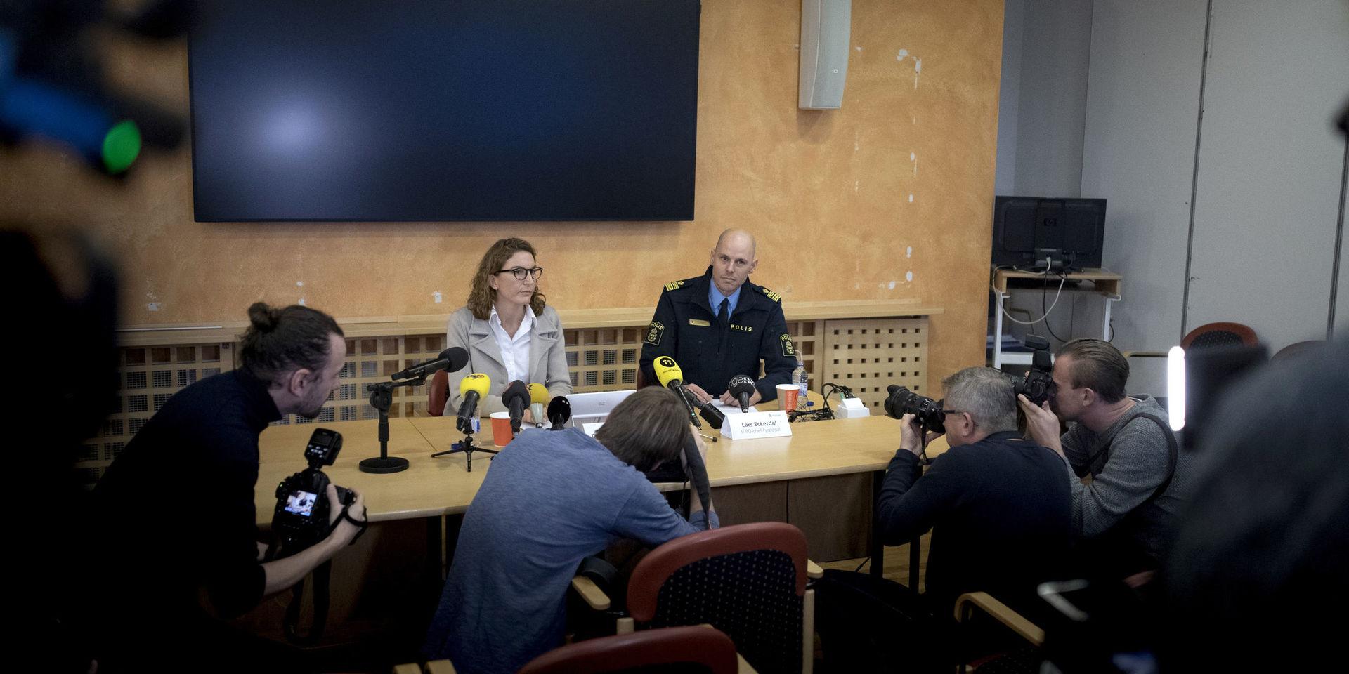 Caroline Fransson, vice chefsåklagre, och Lars Eckerdal, tillförordnad polisområdeschef i Fyrbodal, höll pressträff efter att polisen gjort fynd av en kroppsdel i sökandet efter Wilma.
