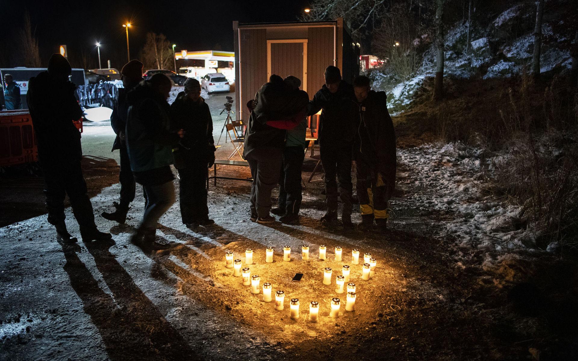 Invånare i Uddevalla chockades av beskedet att Wilma Andersson var död. Här sörjer Linda Sandberg med flera volontärer från Fikk efter beskedet.