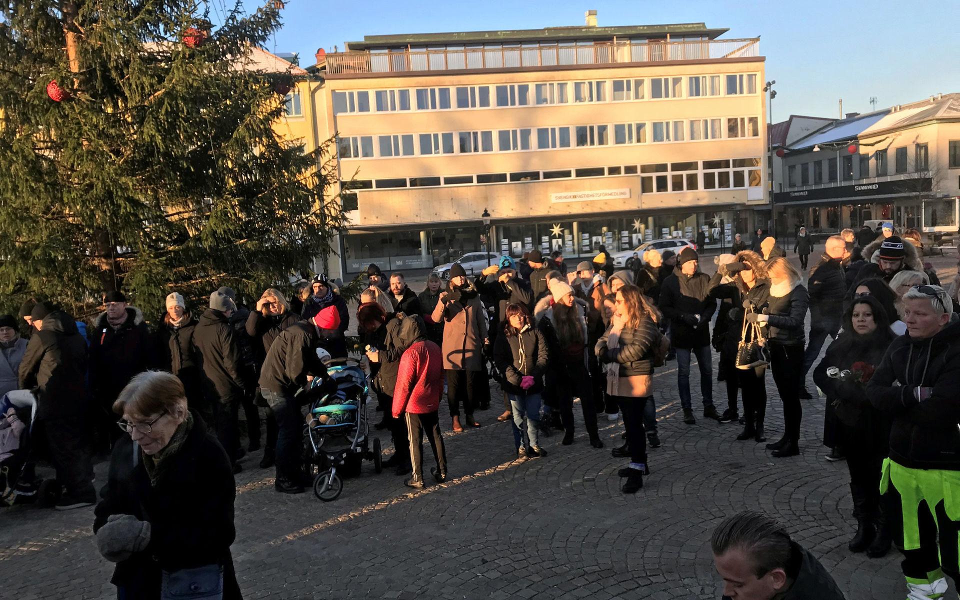 Hundratals samlades på Kungstorget i Uddevalla för att hedra Wilma Andersson efter beskedet att det är uteslutet att finna henne vid liv.