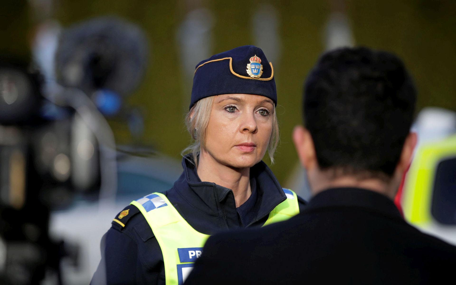 Polisens presstalesperson i region väst, Anna Göransson möter media i samband med sökandet efter Wilma. 