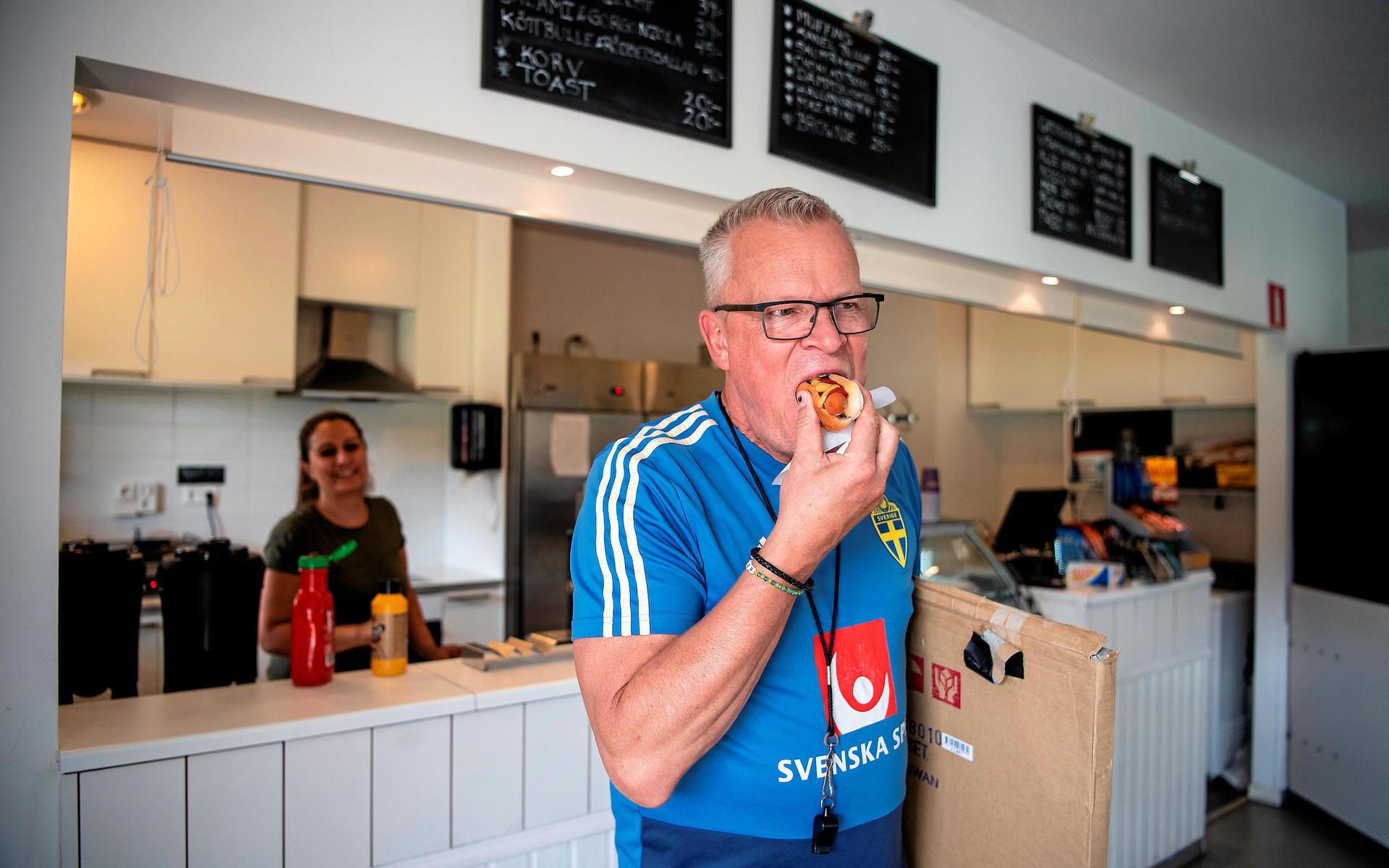 Förbundskaptenen Janne Anderssons kärlek till korv med bröd håller i sig.