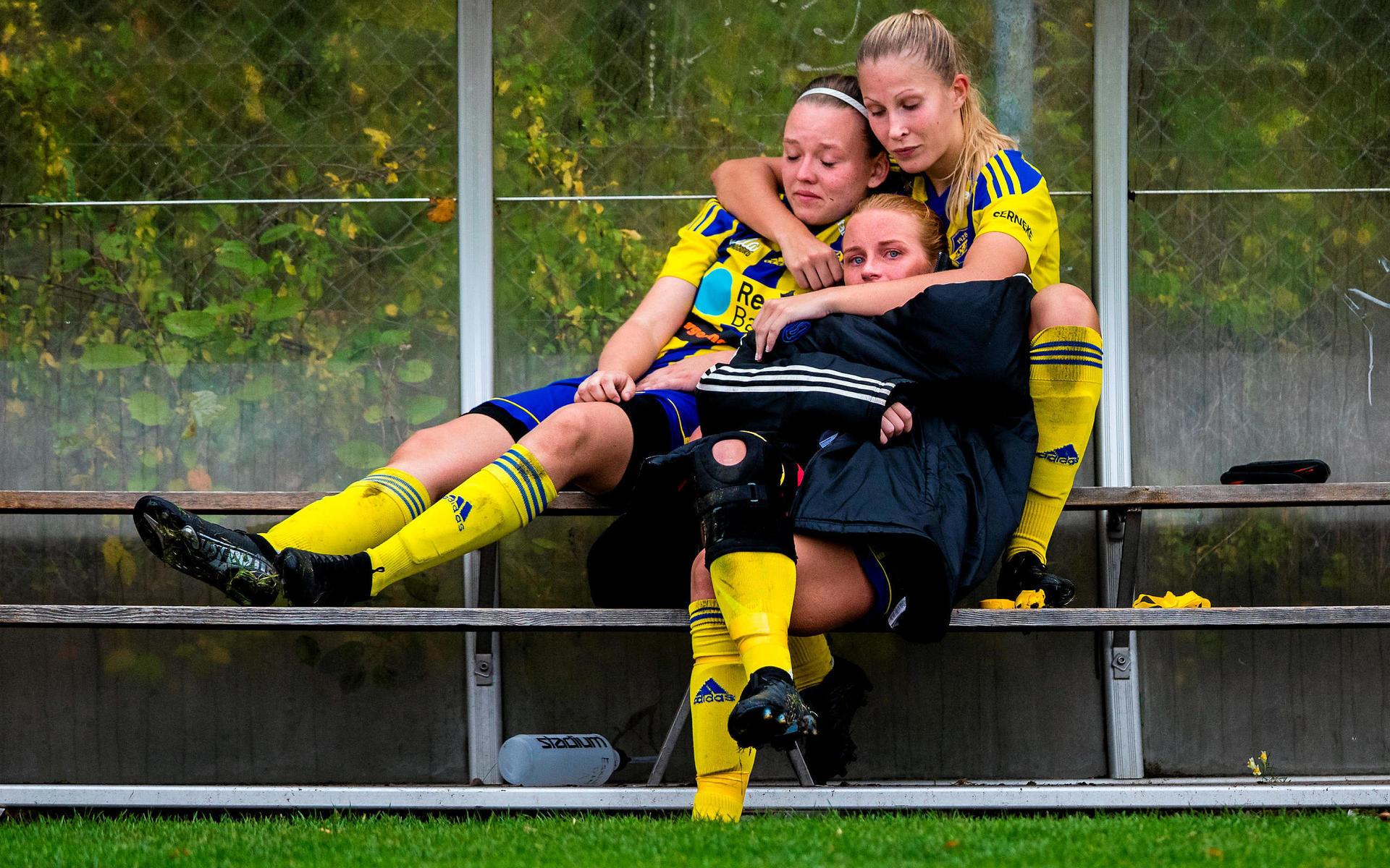 Eskilsminnes Nova Karlsson, Julia Nyberg Spets och Maja Ahlm deppar efter en förlust mot Dösjöbro.