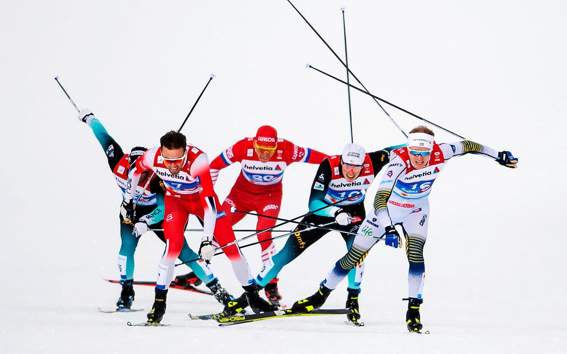 Oskar Svensson var ett jagat byte under semifinalen i sprint under skid-VM. 