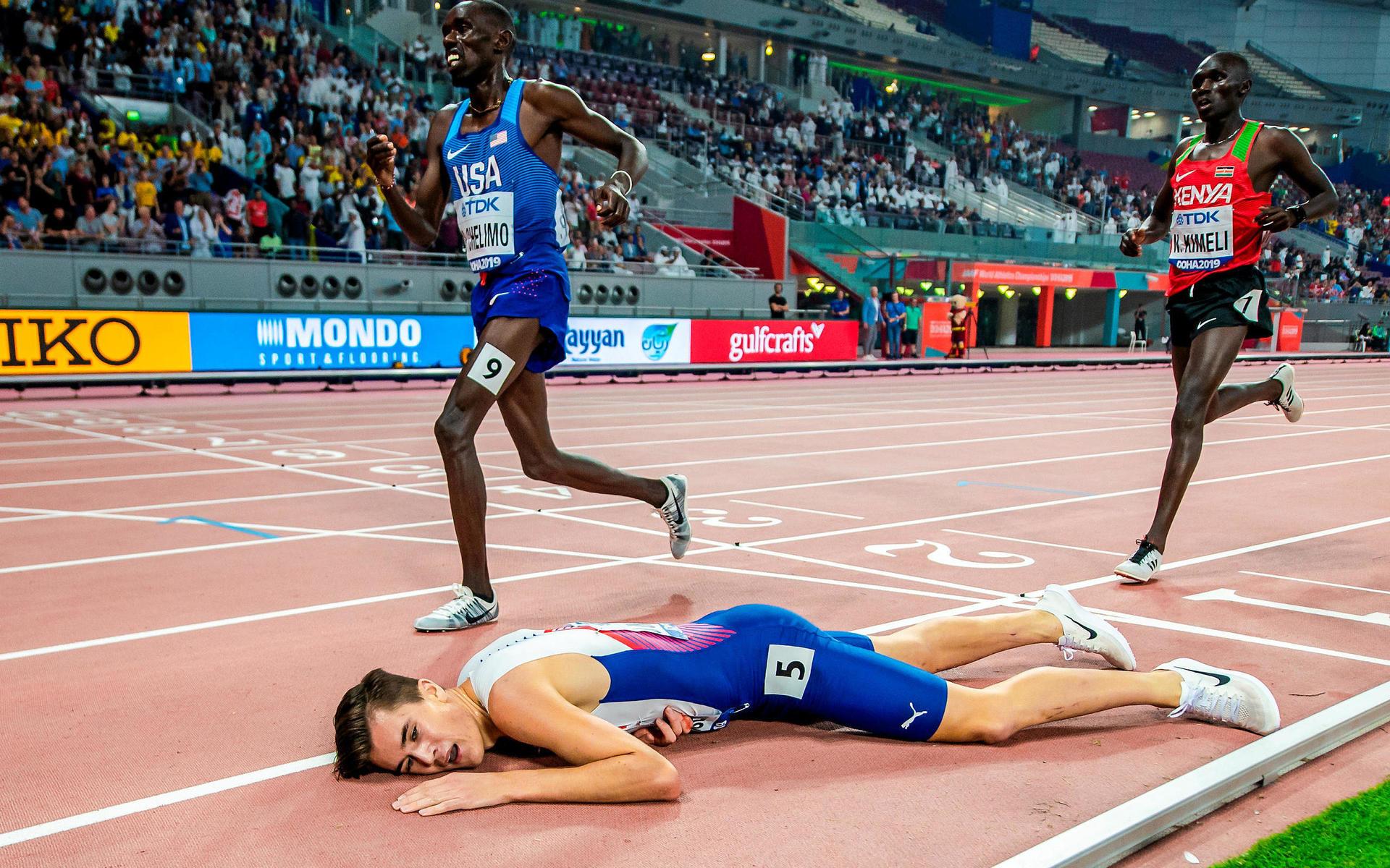  Jakob Ingebrigtsen pustar ut efter 5 000 meter under VM i Qatar. 
