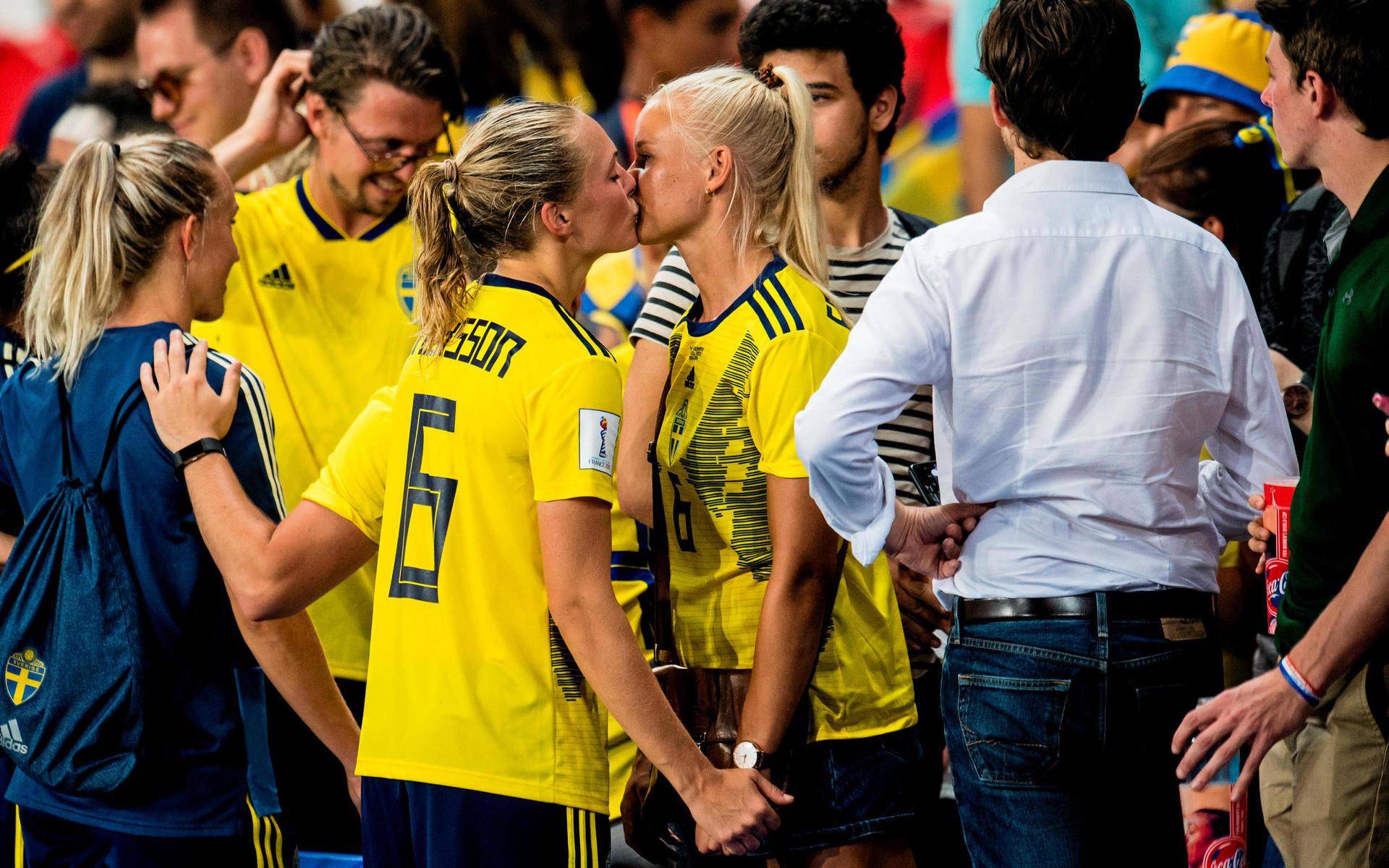 Magdalena Eriksson fick en  puss av flickvännen Pernille Harder efter Sveriges match mot Kanada.