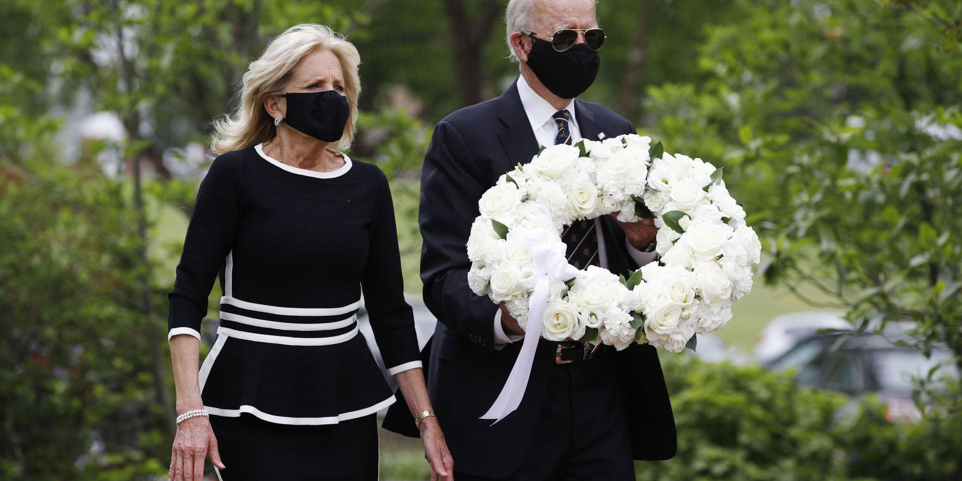 Demokraternas presidentkandidat Joe Biden och hans hustru Jill lägger ner en krans vid ett minnesmonument över stupade soldater. 