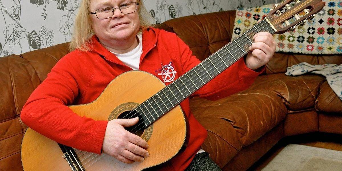 Elvisdiggare. Emellanåt tar hon fram gitarren och spelar och sjunger en låt. ”Men då är det hellre än bra som gäller”, säger Anette Häreskog.