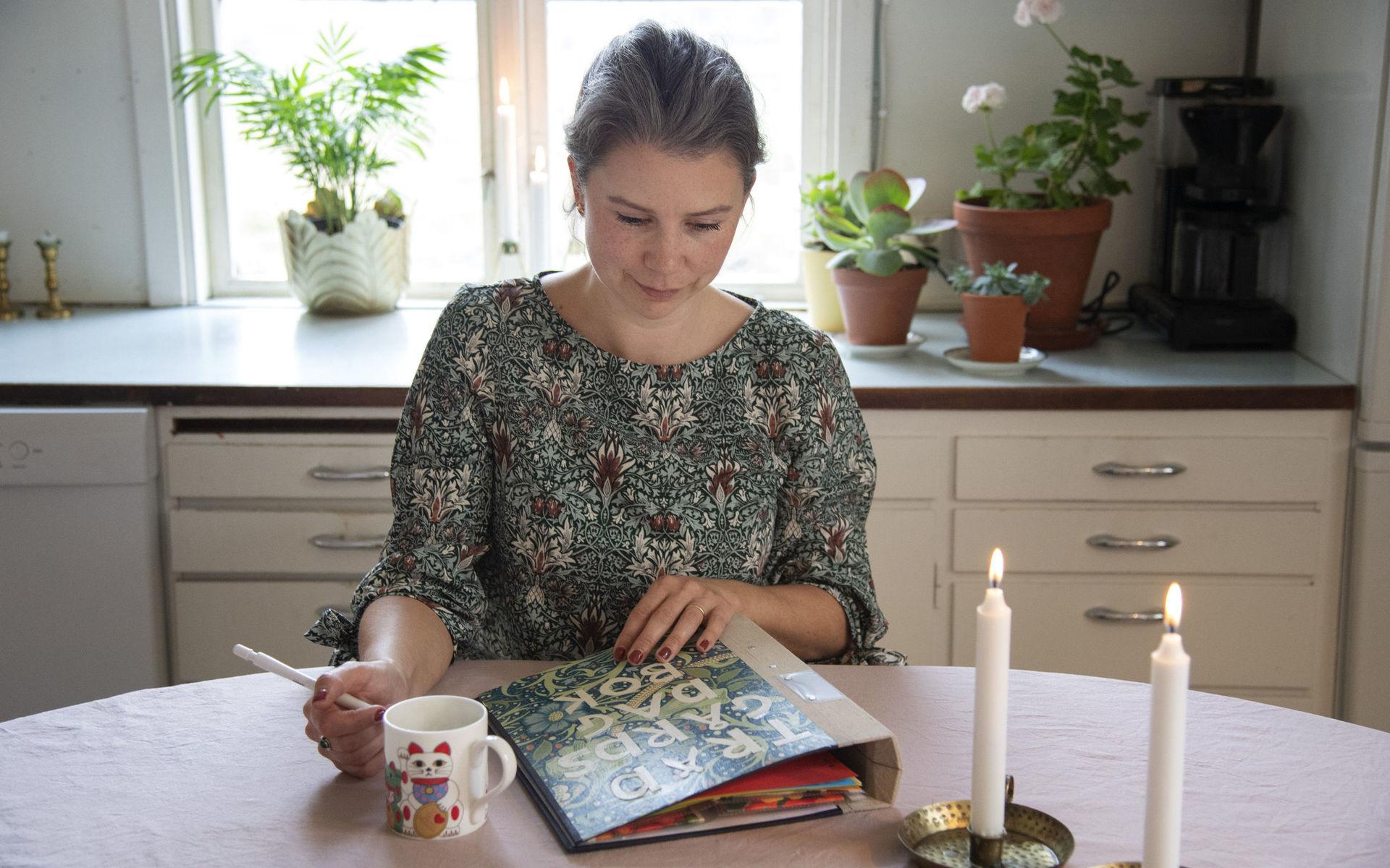 Dokumentera dina framsteg – och bakslag – i trädgården genom att fota och göra anteckningar i en trädgårdsdagbok. Trädgårdsreportern Anna Bratt har gjort en egen av en vanlig pärm.