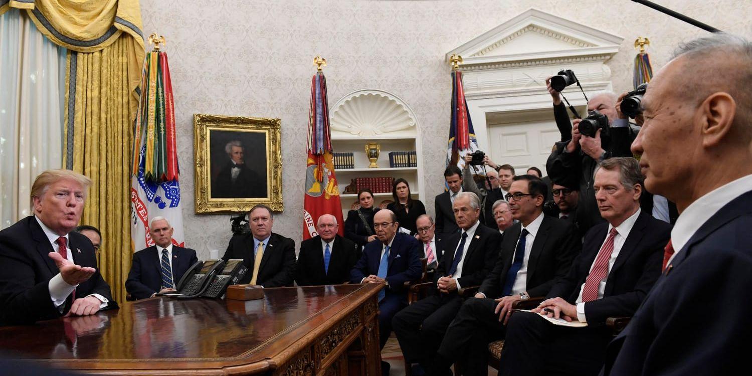 President Donald Trump, till vänster, vid mötet med vice premiärminister Liu He i Vita huset.