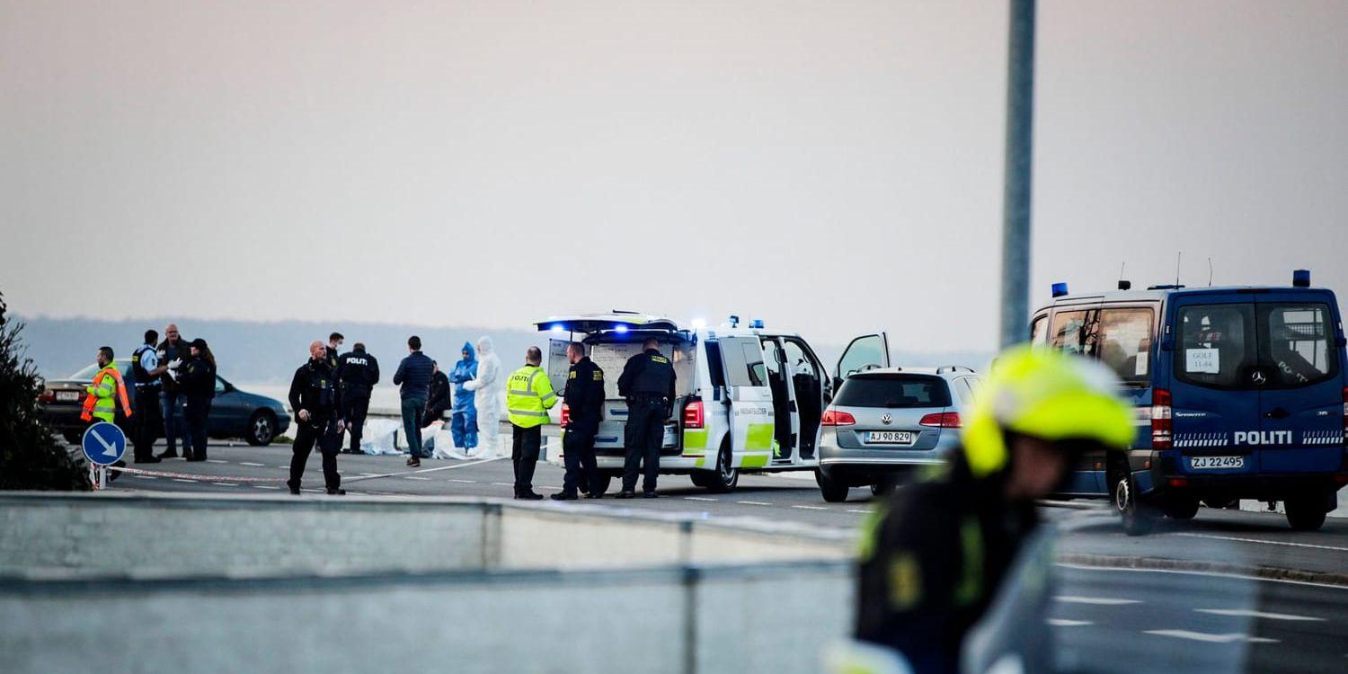 En person sköts till döds och fyra har skadats vid en skottlossning i danska Rungsted, tre mil norr om Köpenhamn.