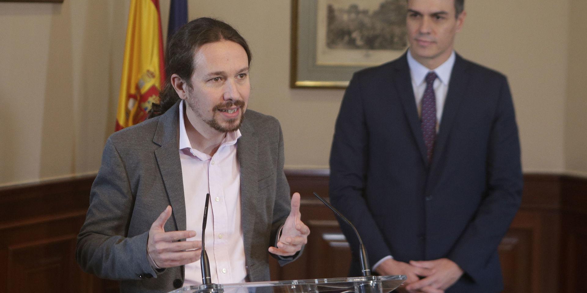 Unidas Podemos-ledaren Pablo Iglesias kallar vänsterpakten 'ett vaccin mot extremhögern'. Tillförordnade premiärministern Pedro Sánchez lyssnar.
