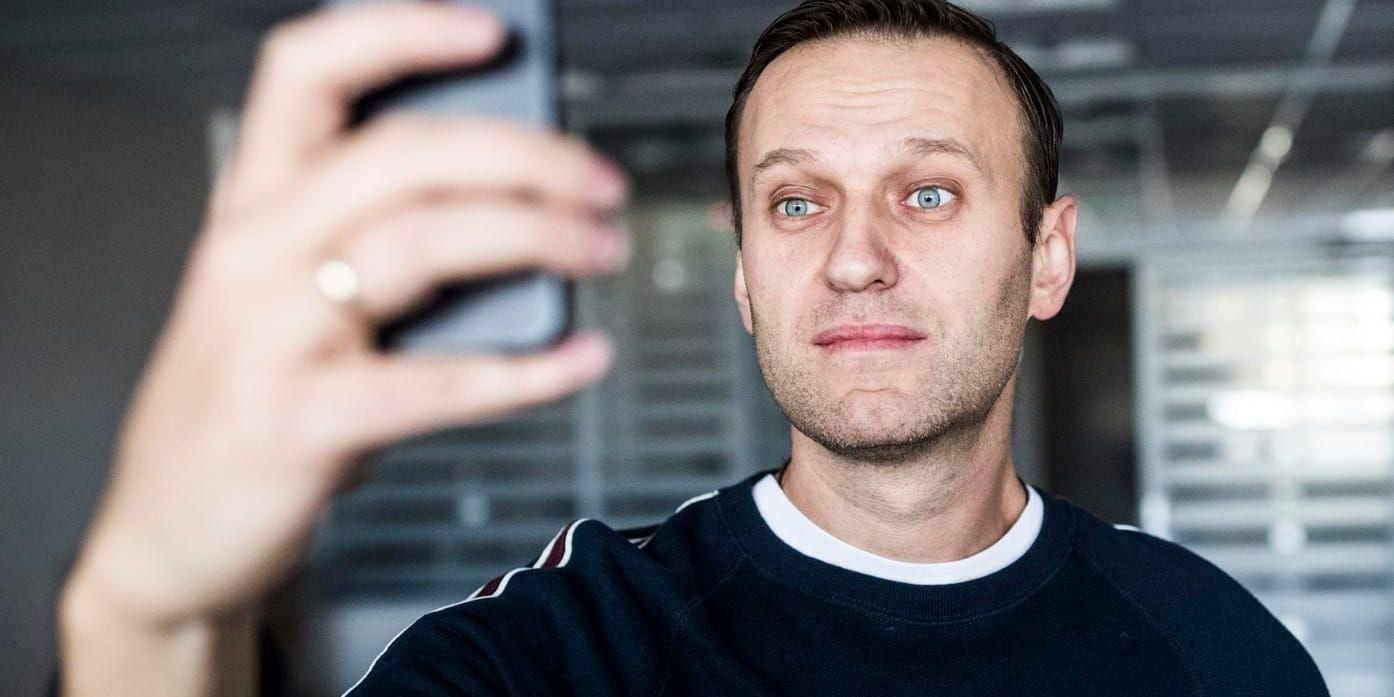 Aleksej Navalnyj förevigar sitt frisläppta jag på sitt kontor på söndagen.