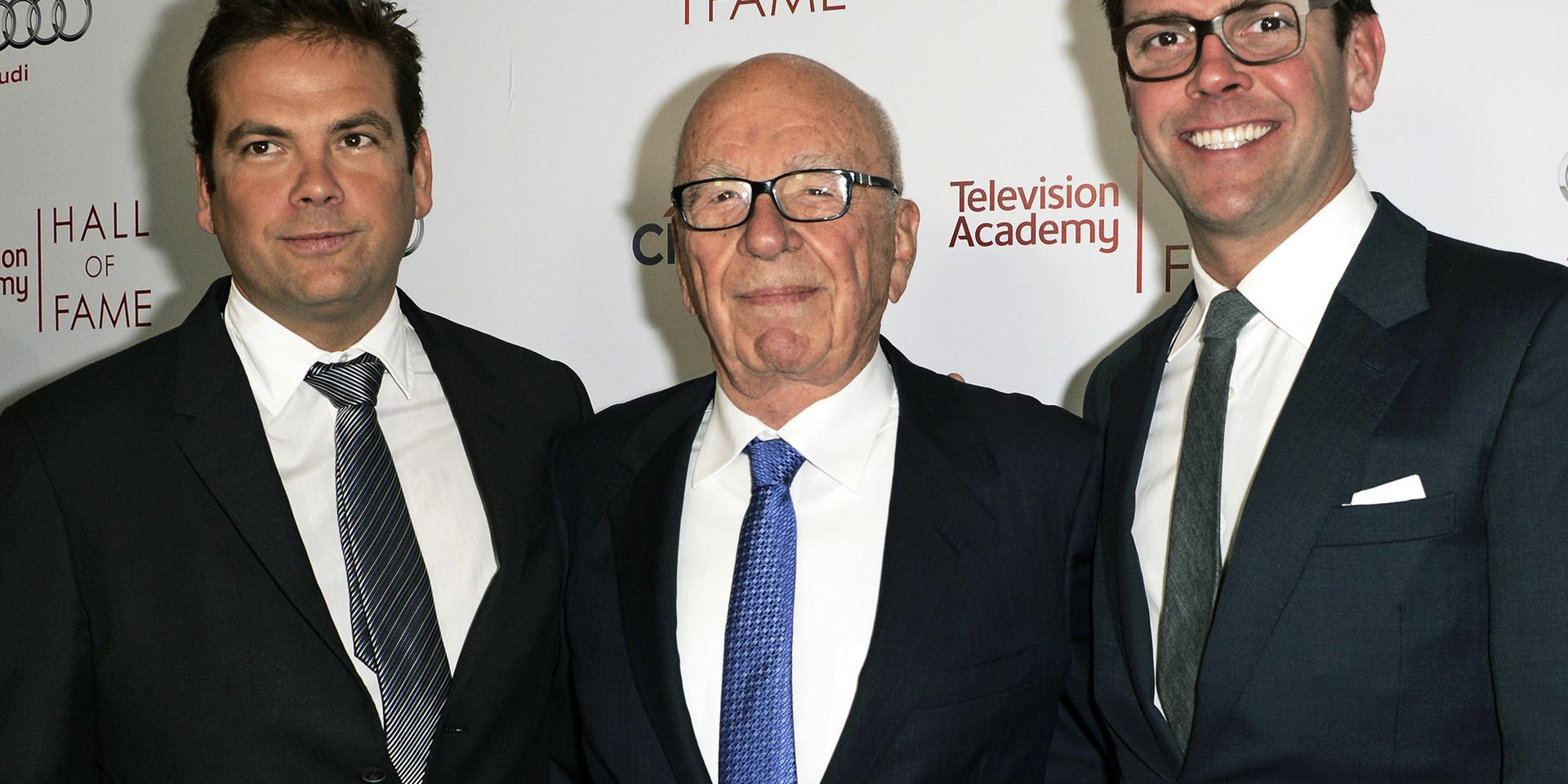 Mediemogulen Rupert Murdoch, i mitten, omgiven av sönerna Lachlan, till vänster, och James vid en tv-gala i Kalifornien 2014. Arkivbild. 