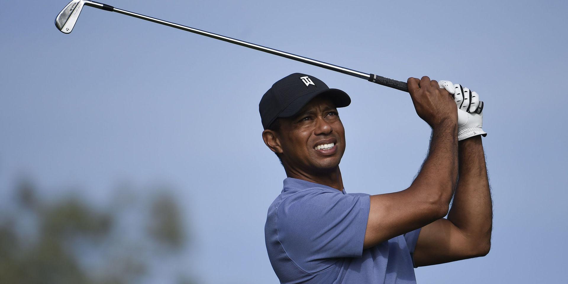 Tiger Woods ligger tre slag efter täten efter den första rundan i San Diego. 