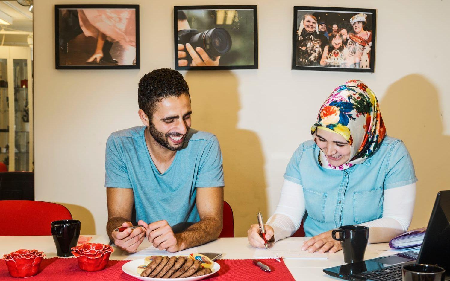Huriye flyttade från Turkiet till Sverige som 19-åring. Varannan tisdag anordnar hon språkcafé för flyktingar.
