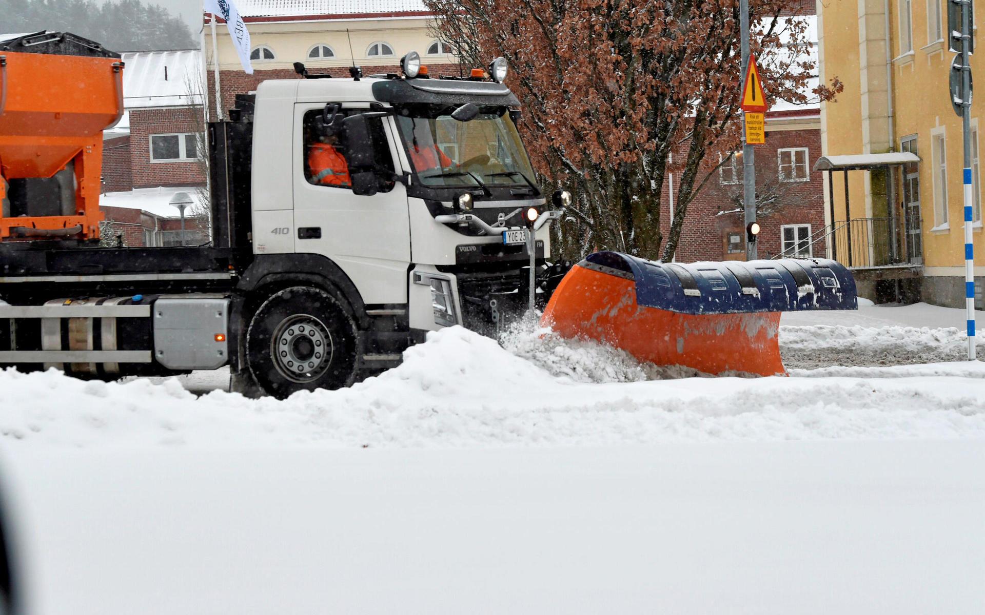 Det senaste dygnets snöfall har sattfart på plogbilarna. I veckan väntas ännu mer snö.