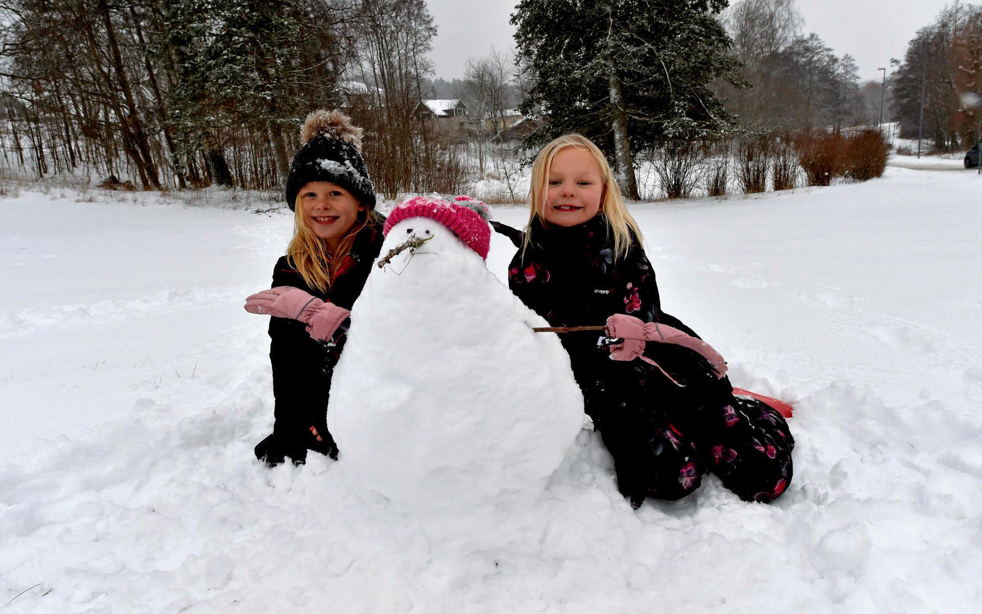 Emma Hallberg och Inez Sten Anger i klassa 2 på Äsperödsskolan har byggt snögumman Lilla Bettan.