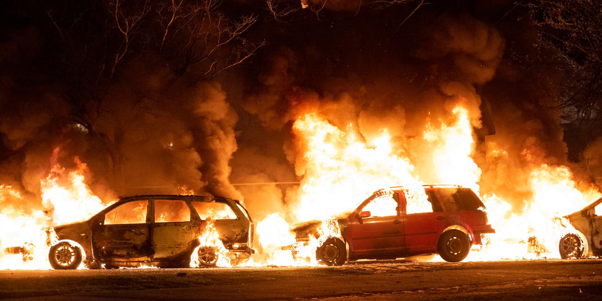 Flera bilar har satts i brand under de våldsamma dagarna. Här från Malmö i söndags.