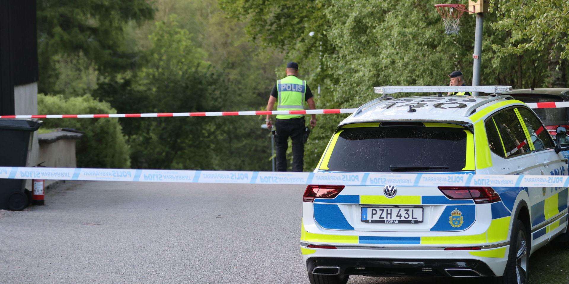 Två män omkom när ett mindre flygplan kraschade i ett bostadsområde utanför Borås på tisdagskvällen. 