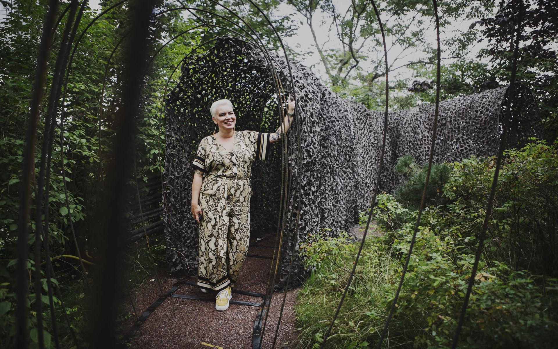 Lisebergs skräckproducent Sandra Leiknes i vad som ska bli den nya skräckattraktionen &quot;Skogen&quot;.